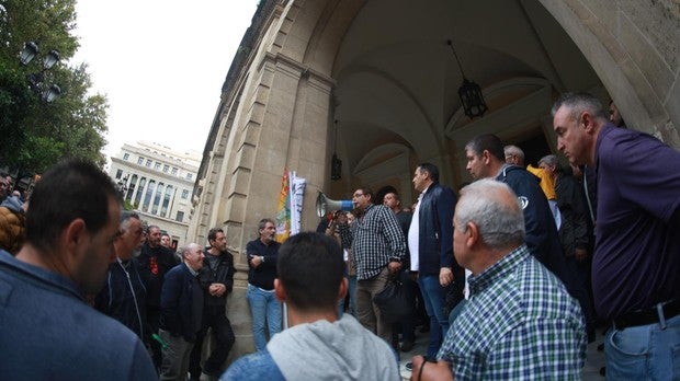 Los taxistas de Sevilla desconvocan el paro previsto para este viernes