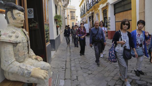 Un decálogo de «buenas prácticas» blindará el Barrio de Santa Cruz de los excesos del turismo