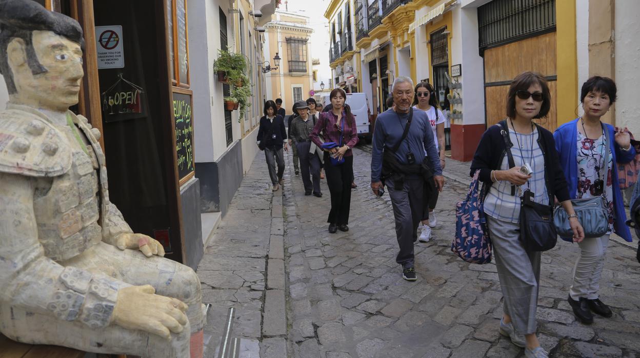 Un grupo de turistas orientales pasea por Santa Cruz