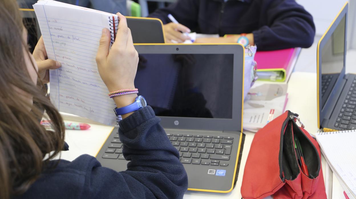 Una imagen de los niños trabajando en clase