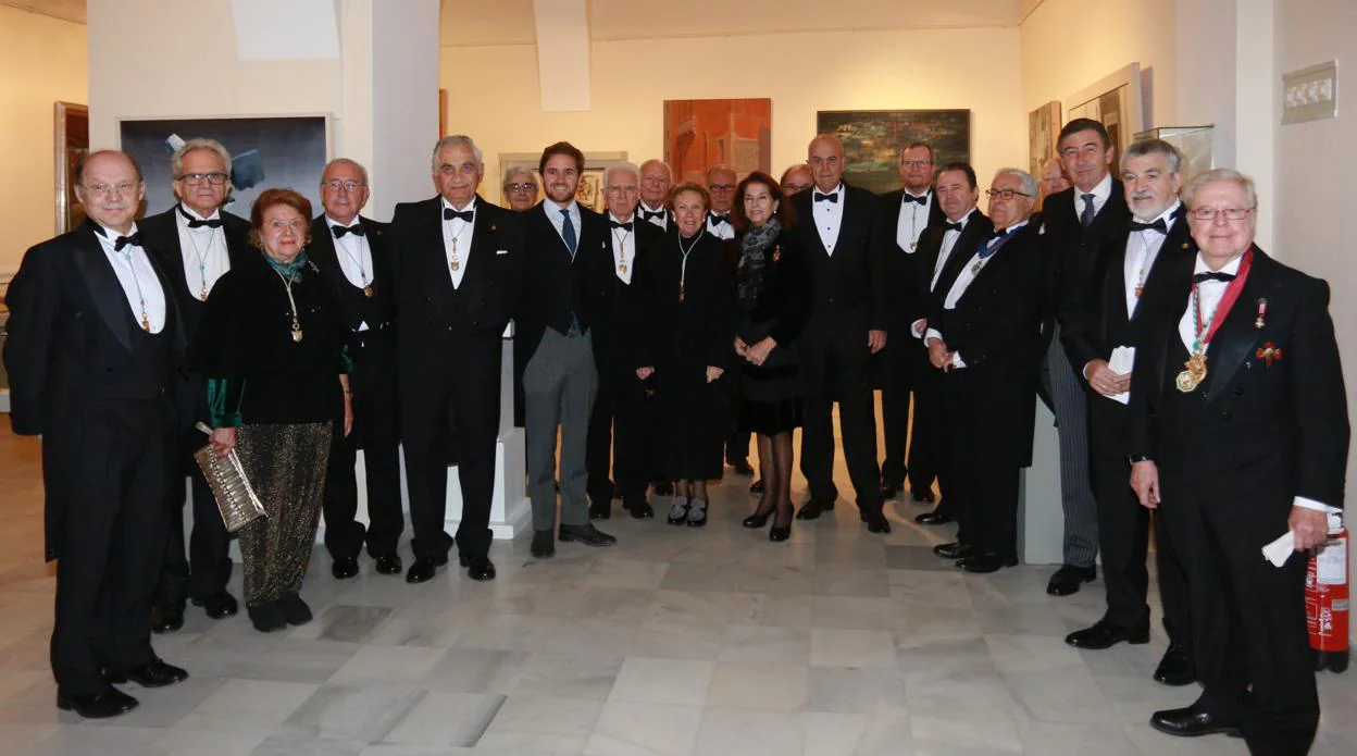 Foto de familia de la recepción como académico de Antonio Cruz en la Real Academia de Bellas Artes Santa Isabel de Hungría