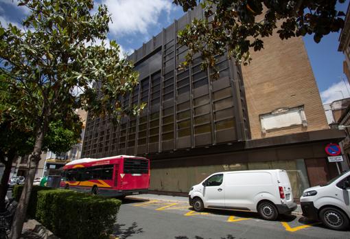 Una placa recuerda el enterramiento de Montañés en la plaza de la Magdalena