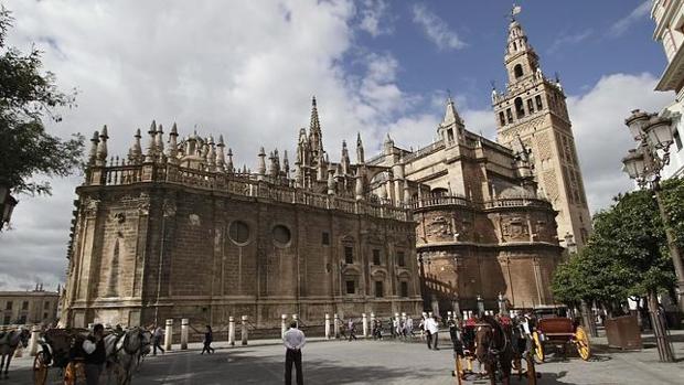 Sevilla se enfrenta con Santiago de Compostela por el título de la mejor catedral de España