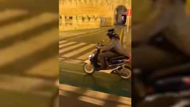 El vídeo viral del motorista que se sube al carril bici e impacta contra una parada de autobús en la Macarena