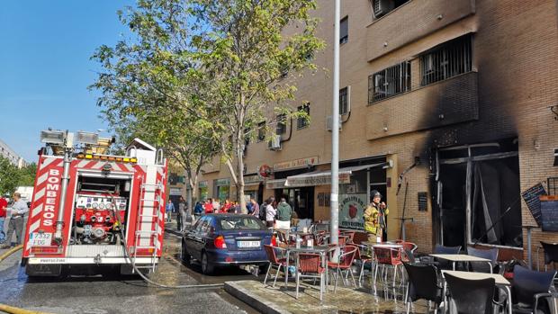 Desalojan un bloque de pisos en Pino Montano al arder una freidora en una churrería