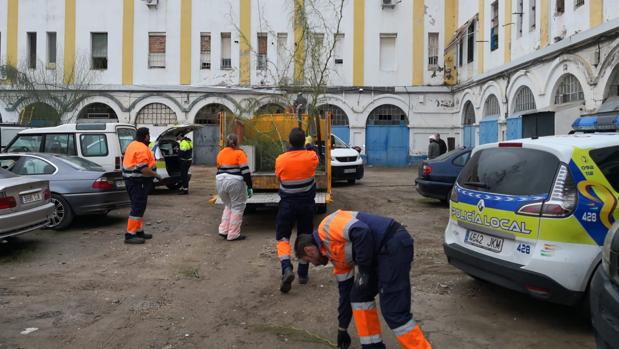 Una batida policial en Nervión para cortar decenas de enganches ilegales a la luz y el agua