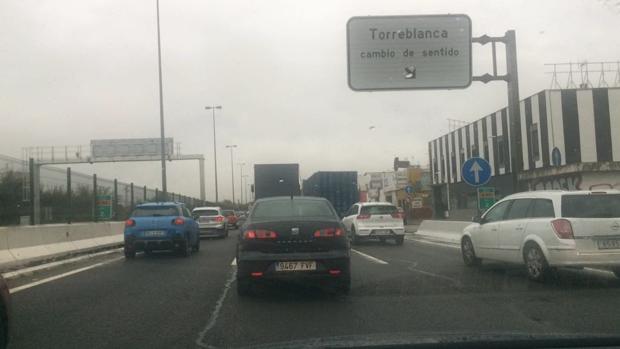 Una balsa de agua provoca atascos en la salida de Sevilla por la A-92