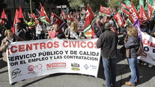 Los sindicatos estrechan el cerco a Juan Espadas a seis meses de las elecciones municipales en Sevilla