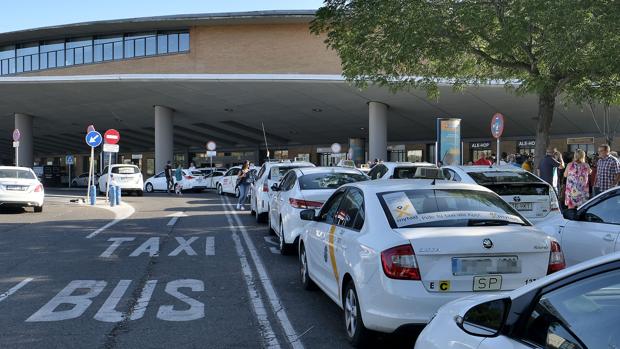 A prisión por atracar a tres taxistas con un arma de fuego en Sevilla