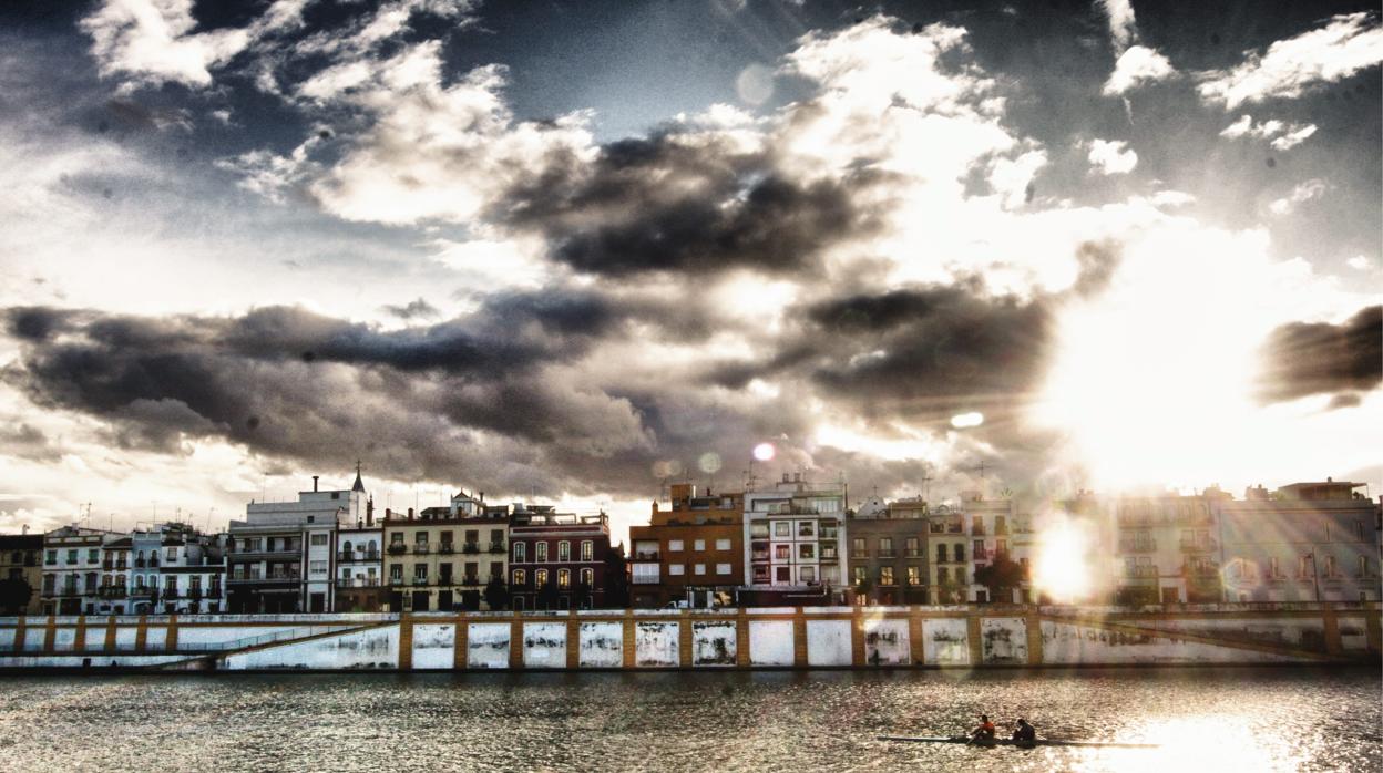 Cielos nubosos y un tímido sol en Sevilla
