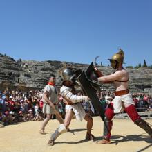 Recreación de una lucha de gladiadores en el anfiteatro de Itálica.