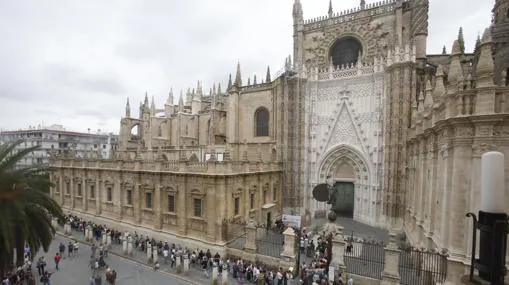 Una de las puertas de la Catedral de Sevilla