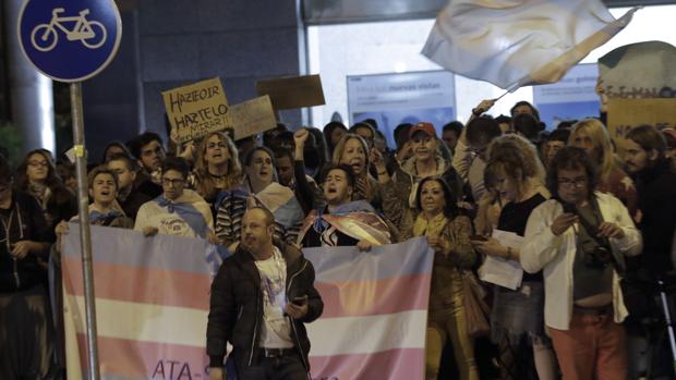 Un gran despliegue policial impide disturbios por una conferencia en Sevilla contra la política de género