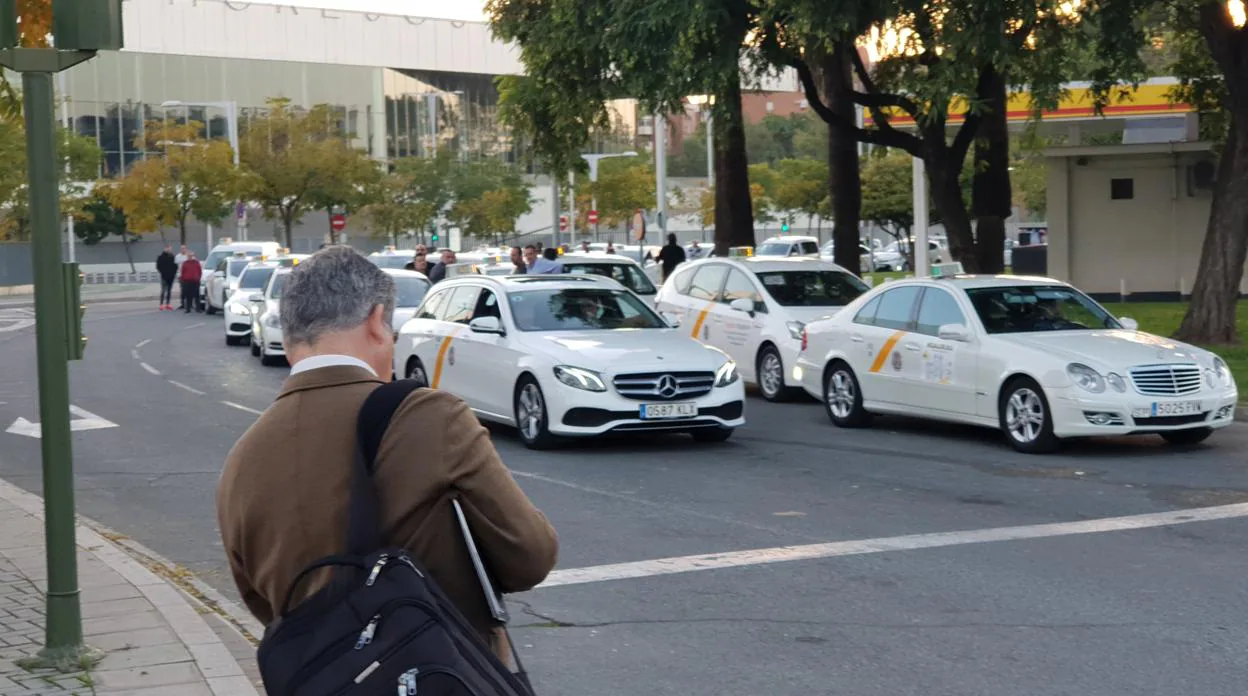 La concentración de los taxistas este viernes en el entorno de Fibes