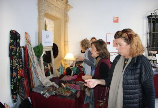 Ambiente del primer día de mercado de Navidad