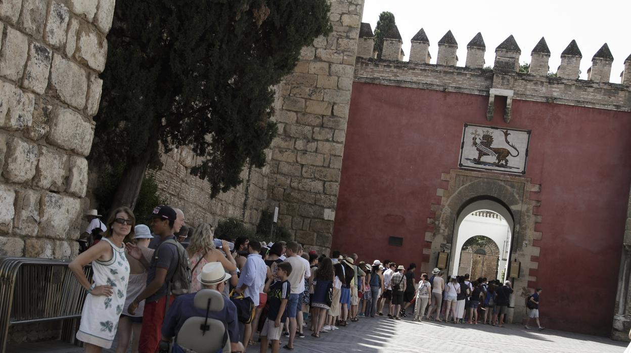 Las colas para las taquillas del Alcázar son una estampa habitual en la Puerta del León
