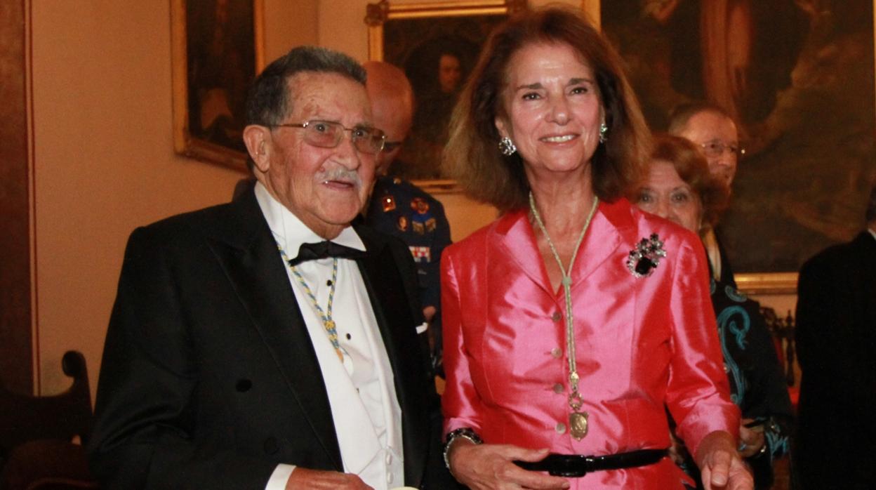 Mariano Bellver junto a Isabel de León en la Academia de Bellas Artes