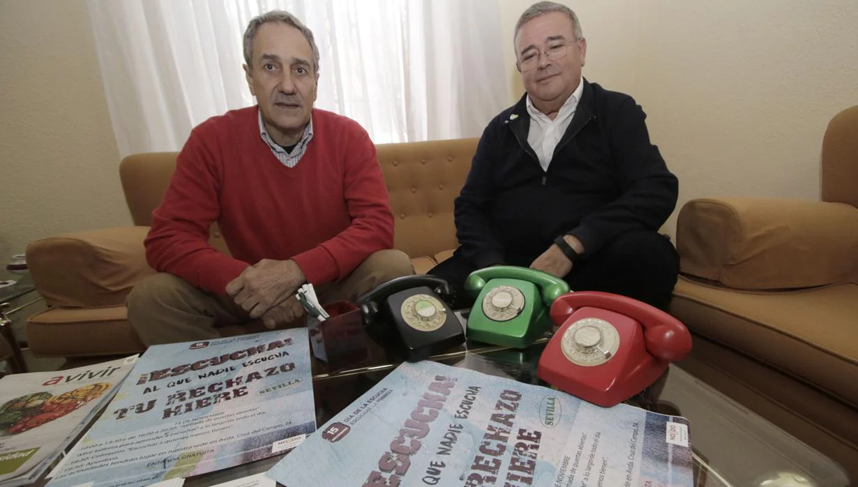 Manuel García Carretero, presidente del «teléfono de la esperanza» en Sevilla, junto a Antonio, voluntario, y los telefónos rojo, negro y verde con los que se empezó la actividad hace casi medio siglo