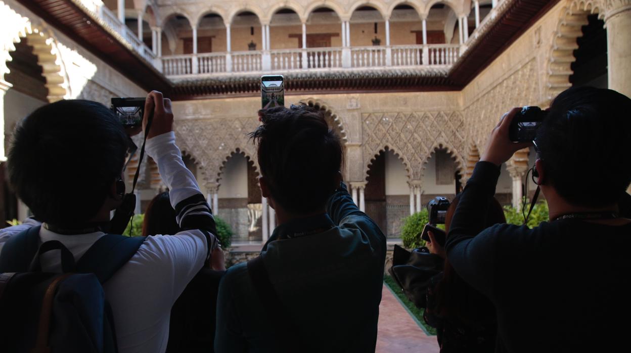 Turistas orientales hacen fotos en el Alcázar