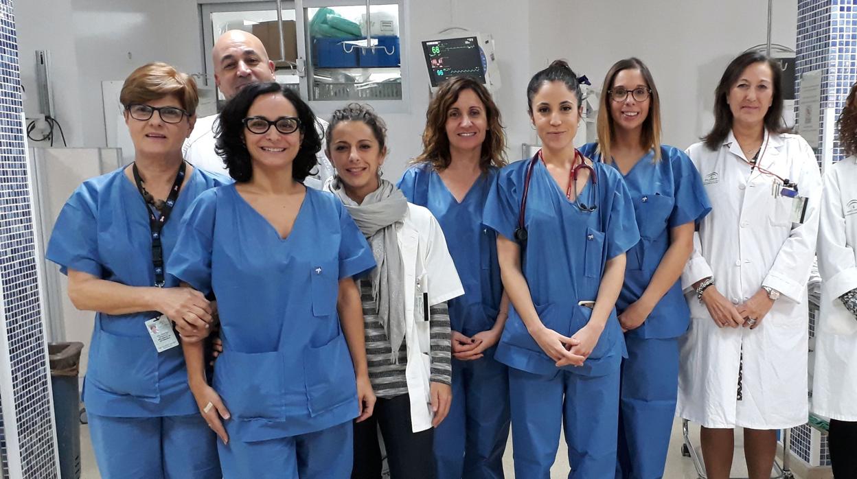 Equipo con profesionales de Enfermería y médicos implicados en los cinco premios recibidos con la directora de la unidad de gestión clínica de Anestesiología y Reanimación en el centro, la doctora Mercedes Echevarría Moreno