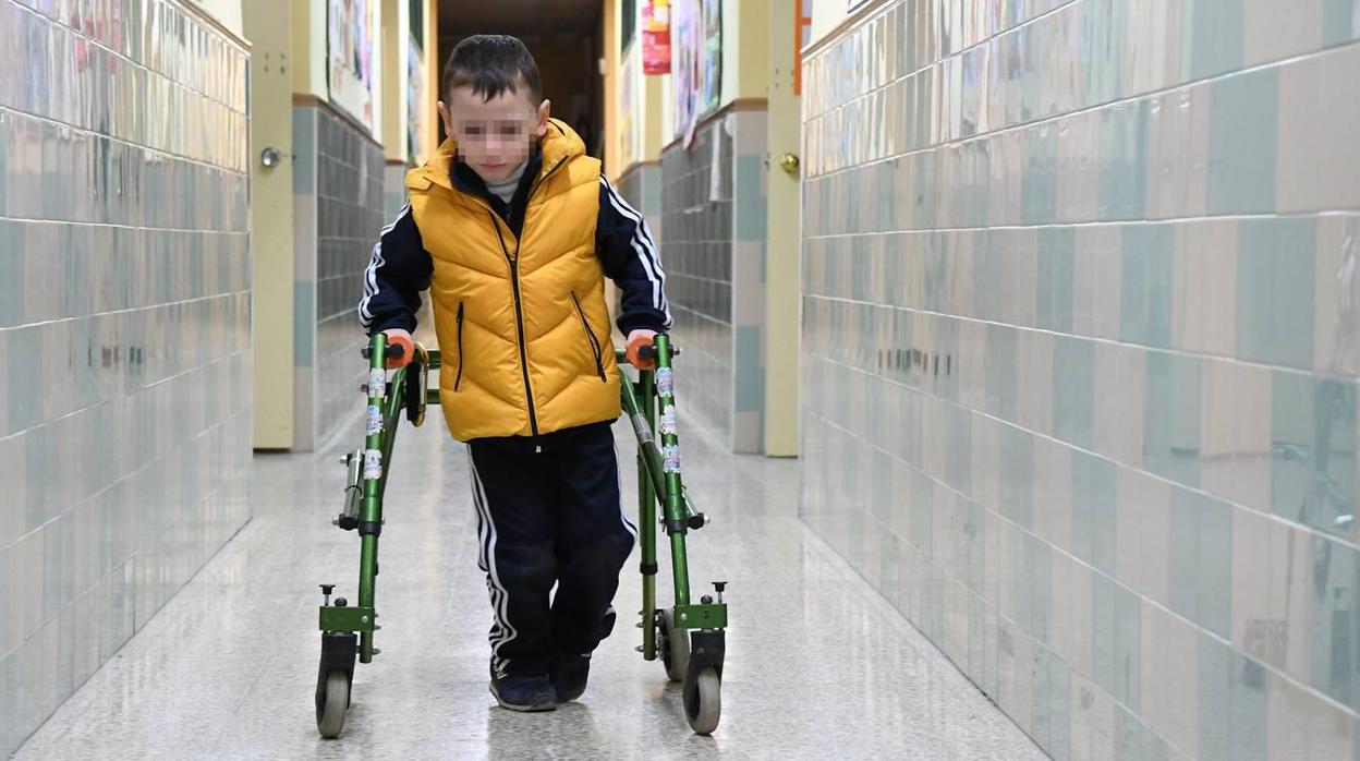 Álvaro Blasco, que nació con una lesión neurológica motora, en el colegio Julio Coloma