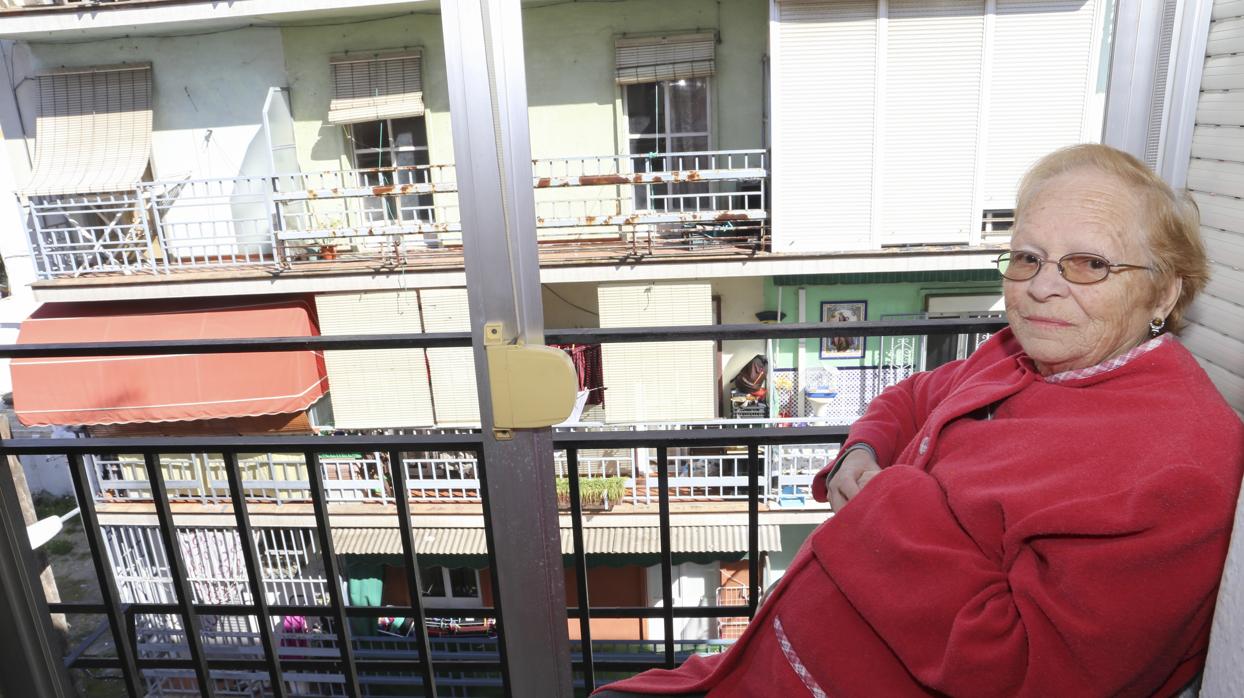 Carmen «la canaria» vive en un piso sin ascensor en la carretera de Su Eminencia