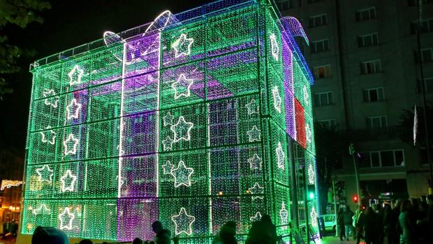 Las tres coronas de los Reyes Magos de diez metros de altura iluminarán la plaza de San Francisco en Sevilla