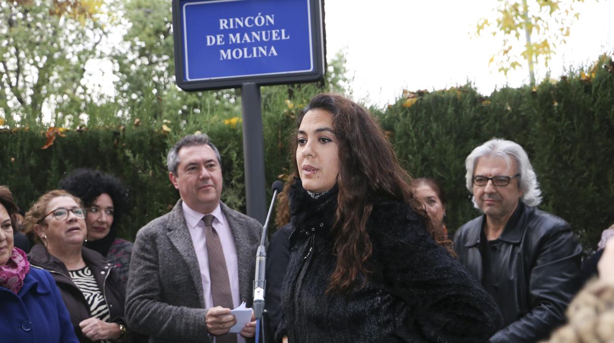Alba Molina, hija del homenajeado, ayer durante el acto