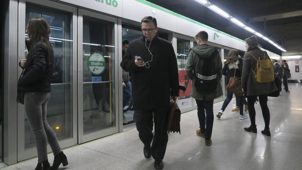 Metro de Sevilla recomienda a los usuarios que «eviten desplazarse en metro»