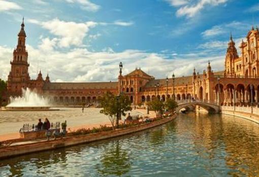 Imagen de la Plaza de España desde uno de sus puentes