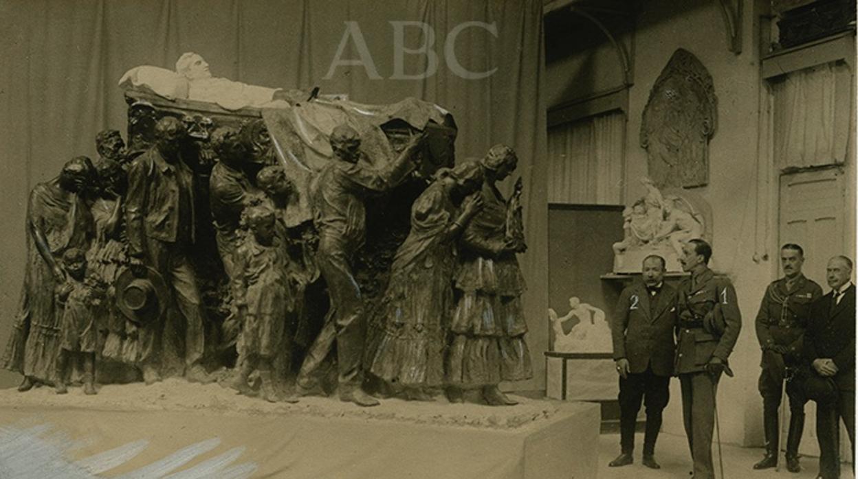 El Rey Alfonso XIII contempla el mausoleo de Joselito el Gallo aún en el estudio de Benlliure