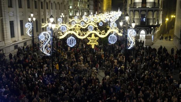 Así brilla Sevilla con el encendido del alumbrado de Navidad