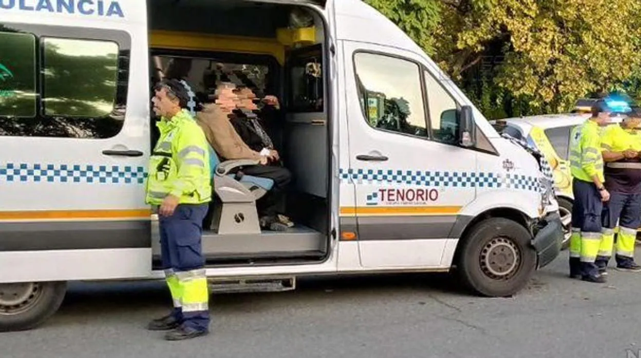 Una ambulancia ha colisionado con un turismo este sábado en el Paseo de las Delicias