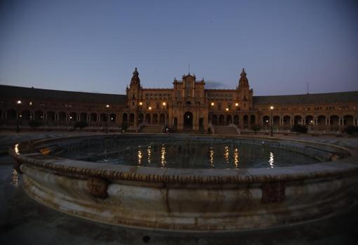 Panorámica de la Plaza de España de Sevilla durante el atardecer