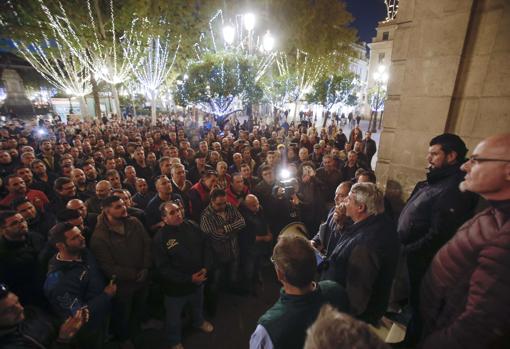 Los líderes sindicales de los taxistas informan a sus compañeros tras la reunión