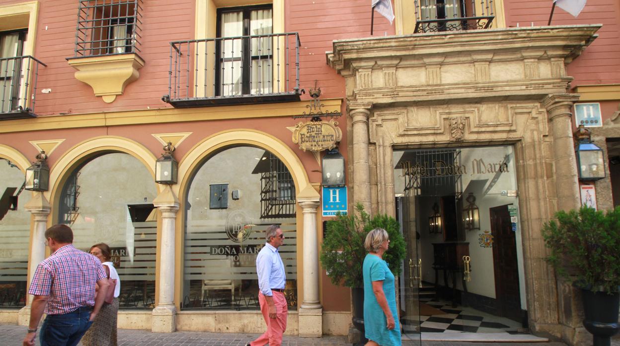 Entrada del hotel Doña María, en el CascoHistórico de Sevilla