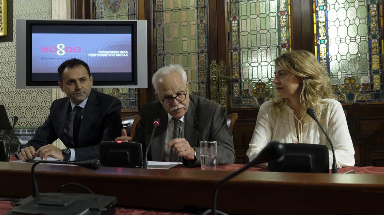 Joaquín Castillo presenta los presupuestos con José Miguel Herrera y Eva Vidal