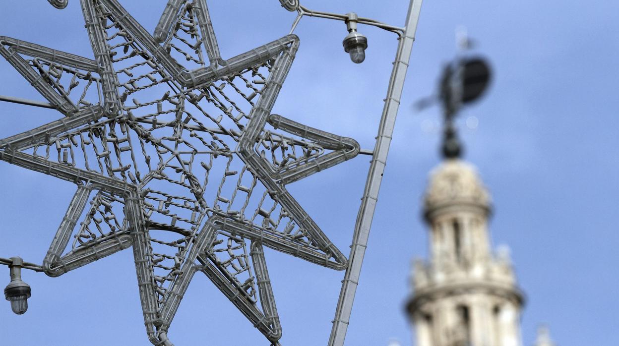 Una decoración navideña en primer plano y al fondo el Giraldillo de Sevilla