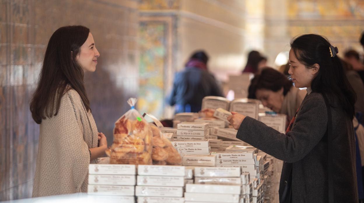 Turistas comprando dulces de los conventos de Sevilla durante este puente