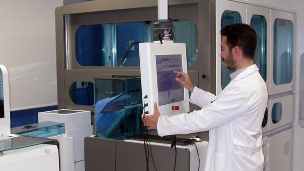 El laboratorio del hospital de Valme hace en un año nueve millones de pruebas