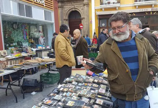 Luis Andújar lleva más de cuatro décadas vendiendo libros en El Jueves