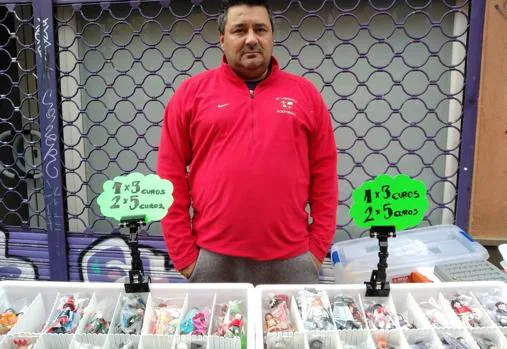 Ángel Galindo lleva siete años vendiendo clicks de Playmobil en El Jueves