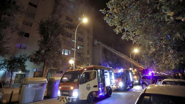 Tres heridos leves por inhalación de humo en un incendio en el quinto piso de un bloque de Nervión