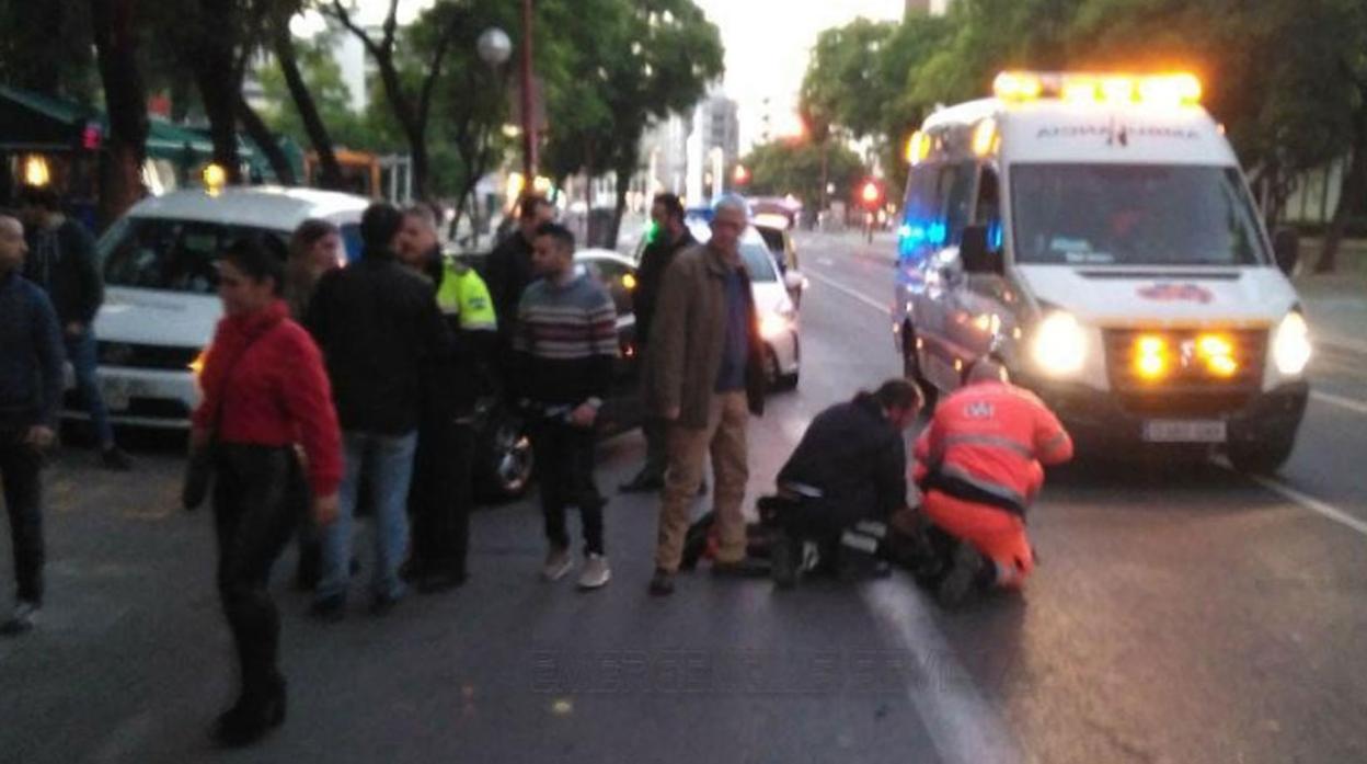 La colisión entre una motocicleta y una bici que ha dejado dos heridos graves se ha producido frente a la facultad de Empresariales de Sevilla