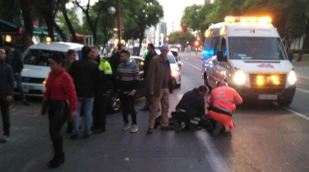 Dos heridos graves en un choque entre una moto y una bicicleta en la avenida Ramón y Cajal de Sevilla