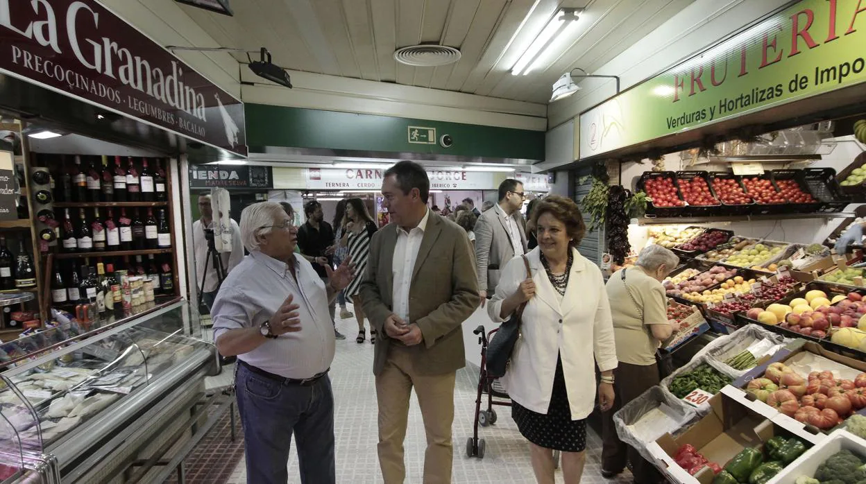 El alcalde, Juan Espadas, en el mercado de los Remeidos