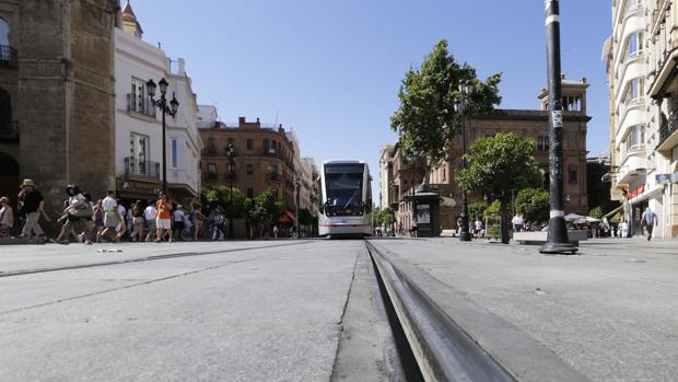 La oposición en bloque tumba la ampliación del tranvía hasta Santa Justa que propone Juan Espadas