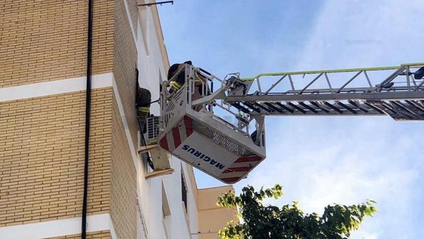 Muere un hombre en Sevilla al manipular el aire acondicionado de su domicilio