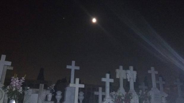 ¿Cómo pasa la Nochebuena el guarda del cementerio de Sevilla?