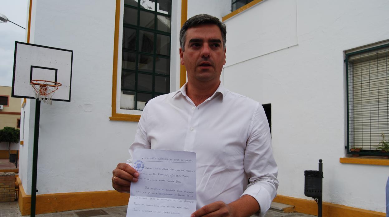 Manuel Varela, tras presentar su renuncia como candidato en la mañana de las elecciones locales de 2015
